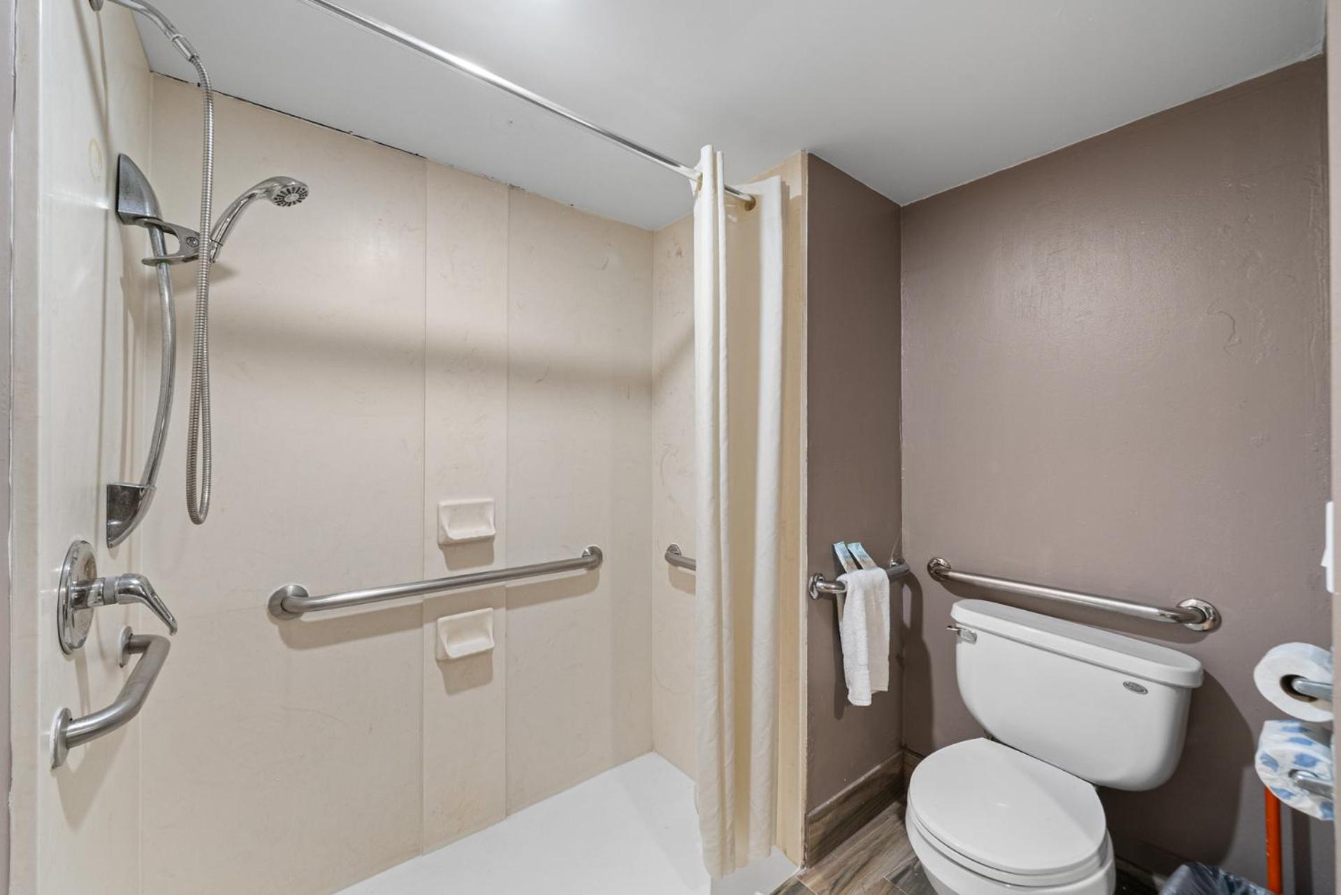Executive Inn - Panama City Beach Upper Grand Lagoon Екстер'єр фото